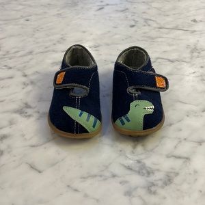 See Kai Run Cruz Navy Dino size 6 like new!